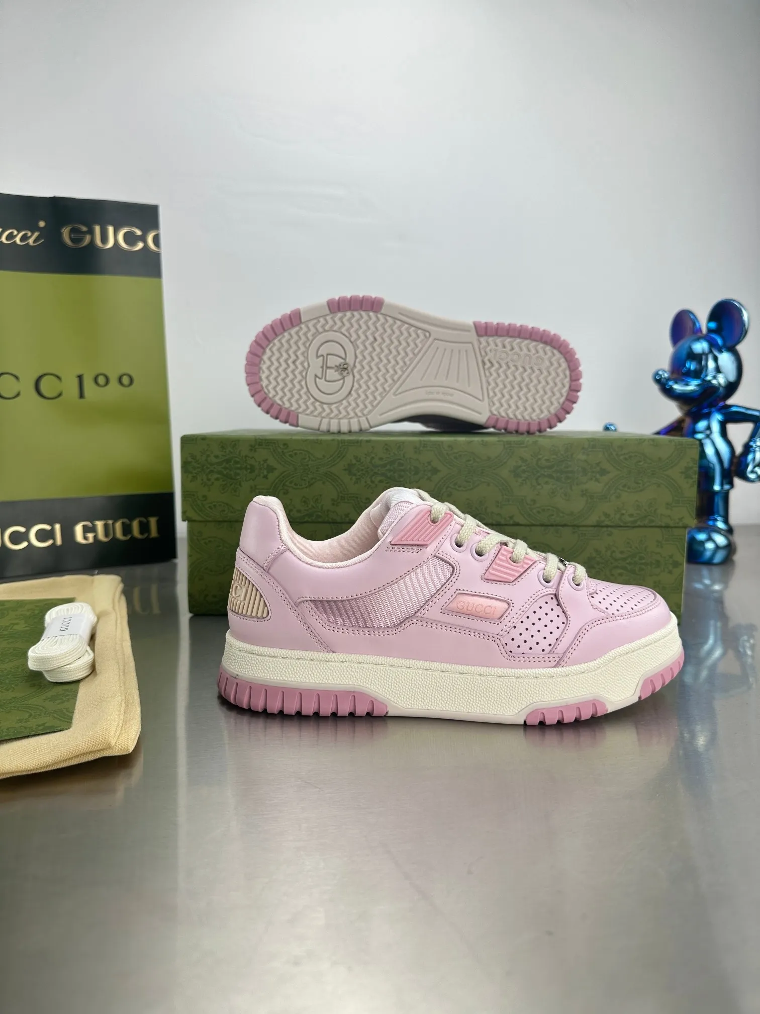 👟👟Ex-factory price 600👟👟 Gucci's latest hot-selling series of high and low-cut distressed couple's sneakers are shipped. The original version is purchased, developed and manufactured. This high-low top sneaker adopts a basketball-style silhouette design, cleverly integrated with hollow panels and distressed effects, showing its unique ingenuity. The ingenuity incorporates brand logo details such as interlocking Double G styling accessories and Gucci lettering, a low-key tribute to the brand's design heritage. Exquisite packaging at the delivery counter 🛍📦 ▪️ Fabric: Original customized imported first-layer cowhide ▪️ Lining: Imported high-grade mesh ▪️ Sole: Original molded TPU sole ▪️ Sole thickness: 3cm ▪️ Size: Women's 35-41 (Women's 41 customized)